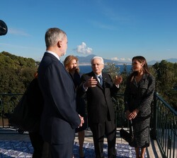 Sus Majestades los Reyes y el Presidente de la República Italiana y su esposa contemplan las vistas desde Villa Rosebery